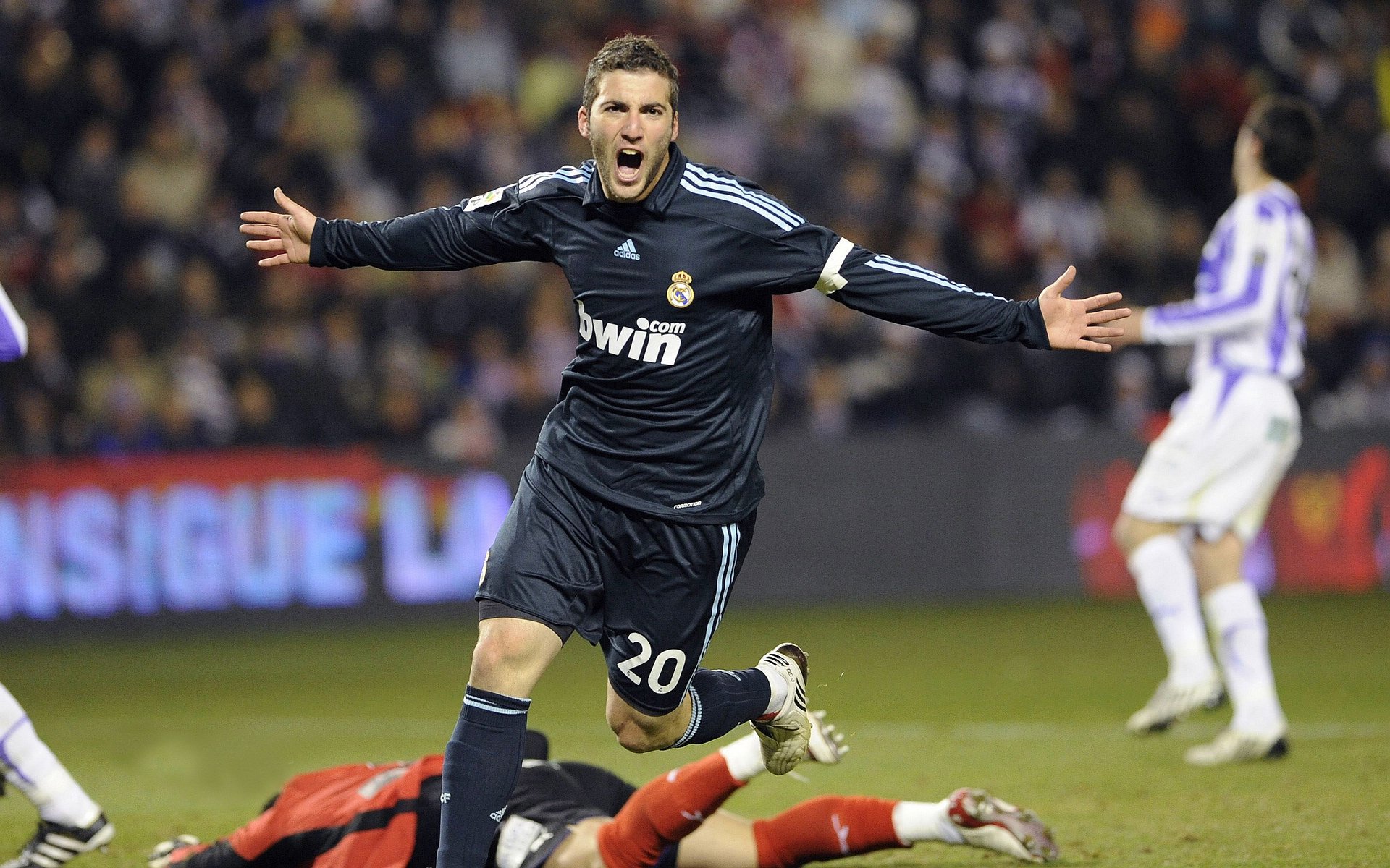 职业联赛通过公益足球活动提升社会责任感形象，公益足球培训